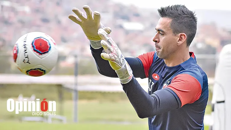 Arnaldo Gim&eacute;nez agarra un bal&oacute;n, durante una pr&aacute;ctica del Imperio Escarlata en su complejo de Alalay. DICO SOL&Iacute;S