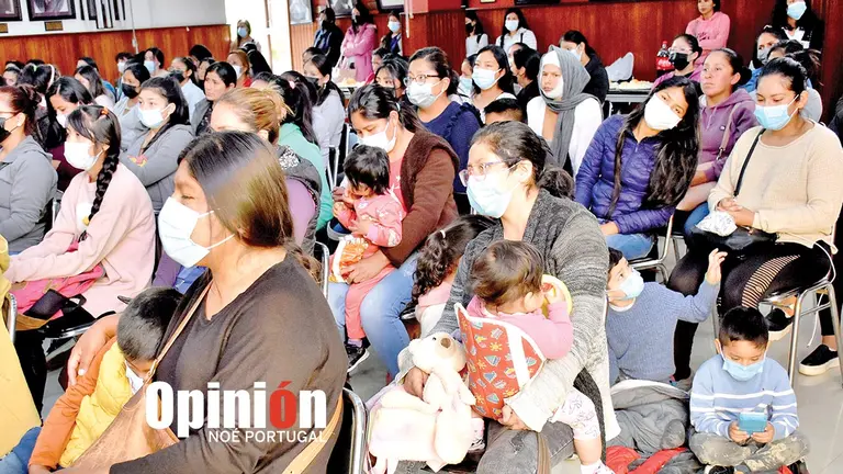 Firma del convenio para otorgar beca comedor a madres universitarias. NO&Eacute; PORTUGAL