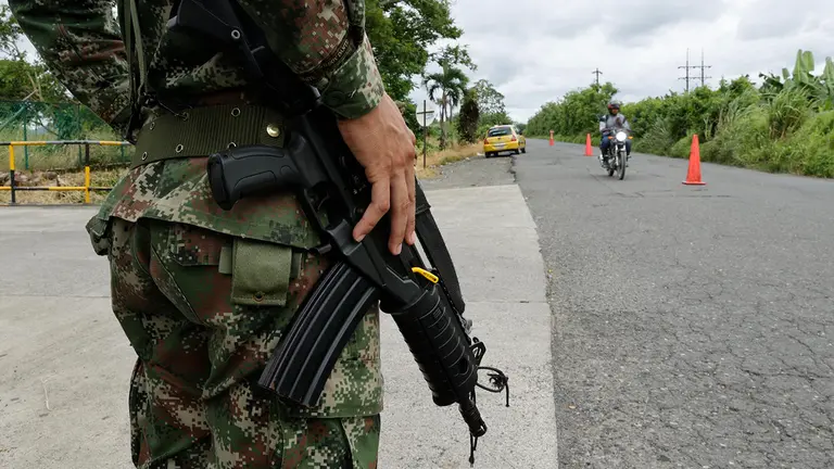 Fotograf&iacute;a referencial en la que soldados vigilan una carretera en Carepa, Antioquia (Colombia)/ EFE