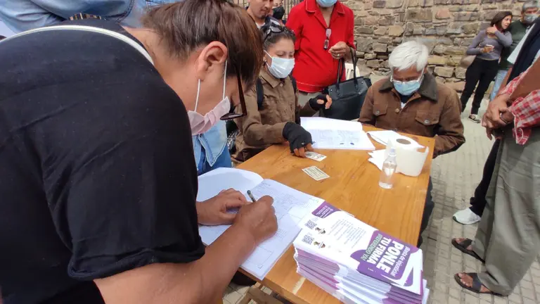 Recolecci&oacute;n de firmas en Cochabamba. NO&Eacute; PORTUGAL