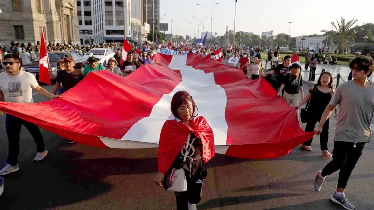 Decenas de personas participan en una marcha antigubernamental, en Perú, en una fotografía de archivo. EFE