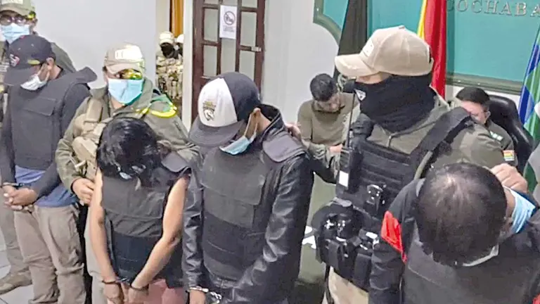 Polic&iacute;a presenta a banda de proxenetas. RKC