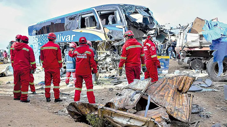 Bus de la empresa Bol&iacute;var y dos camiones protagonizan accidente en la zona de la 
Apacheta, La Paz. APG