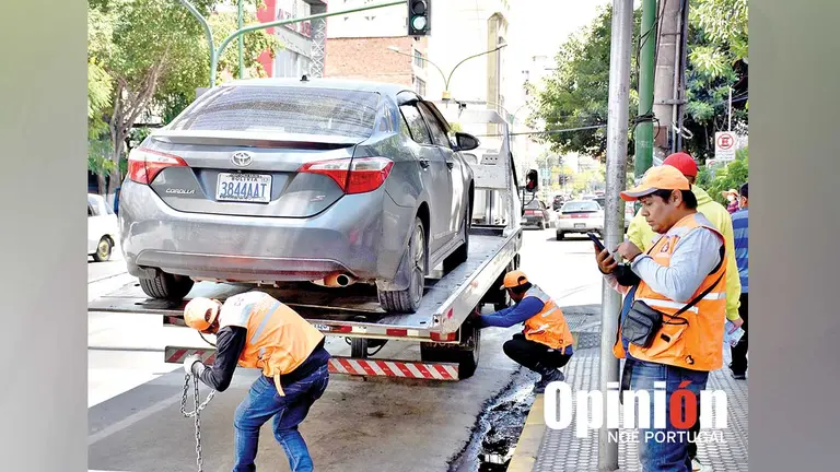 'Boleteros' controlan el servicio de estacionamiento tarifado en Cochabamba. NO&Eacute; PORTUGAL
