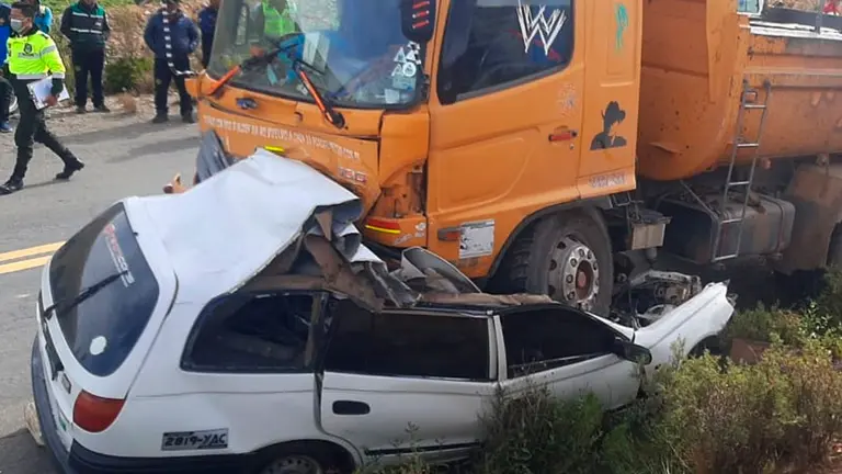 Mueren cuatro personas por la colisi&oacute;n entre un cami&oacute;n y una vagoneta en Oruro./ Foto: La Patria