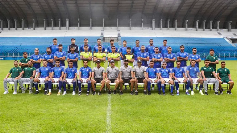 El equipo completo junto al cuerpo t&eacute;cnico y m&eacute;dico. PALMAFLOR