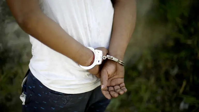 Cinco expolicías de la localidad de Memphis (Tennessee) están detenidos y se enfrentan a varios cargos criminales por haber matado de una paliza a un joven afroestadounidense. Imagen de archivo. EFE