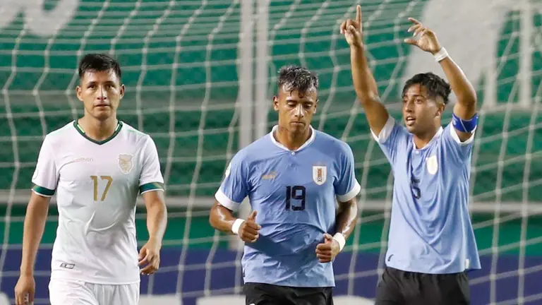 Fabricio Díaz (d) de Uruguay celebra un gol hoy, en un partido de la fase de grupos del Campeonato Sudamericano Sub 20 entre las selecciones de Uruguay y Bolivia en Cali (Colombia). EFE