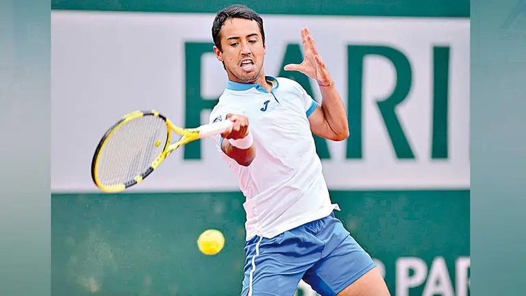 Hugo Dellien devuelve un servicio durante un match. LA PALABRA DEL BENI