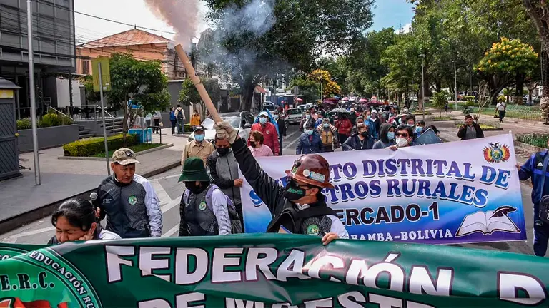 Marcha de maestros en el centro de Cochabamba. Dico Sol&iacute;s