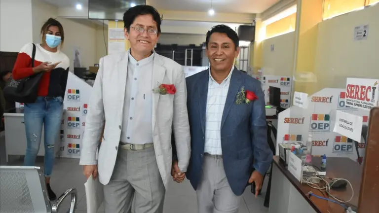 Iver Seoane Guevara y &Aacute;lvaro Gustavo Torrico  en oficinas del Sereci, en la zona sur. DICO SOL&Iacute;S