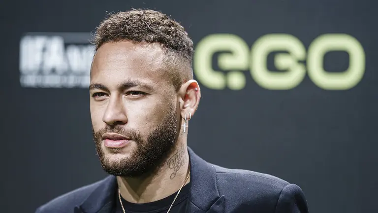 Sobre Neymar. EFE