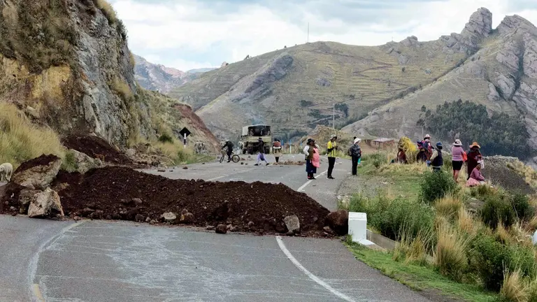 Fotografía de un bloqueo en la vía que une la localidad de Laraqueri con la ciudad de Puno (Perú). EFE