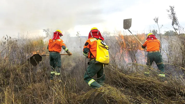 Los bomberos voluntarios luchan para acabar con los incendios en el oriente boliviano. MINISTERIO DE DEFENSA