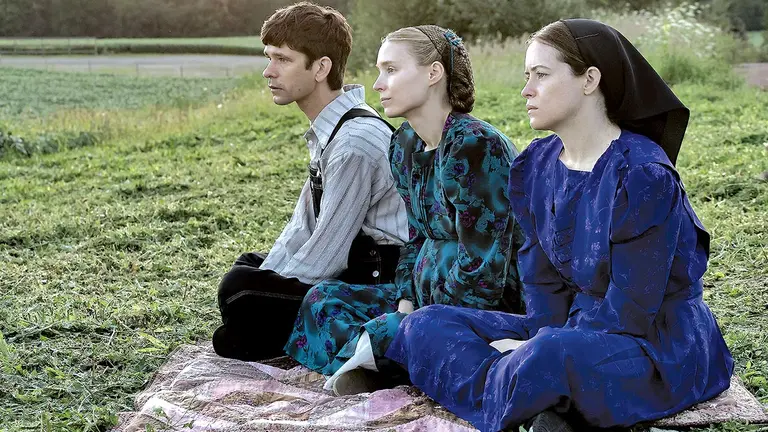 &ldquo;Ellas hablan&rdquo; está basada en la novela del mismo nombre de Miriam Toews, y fue escrita y dirigida por Sarah Polley. WOMEN TALKING