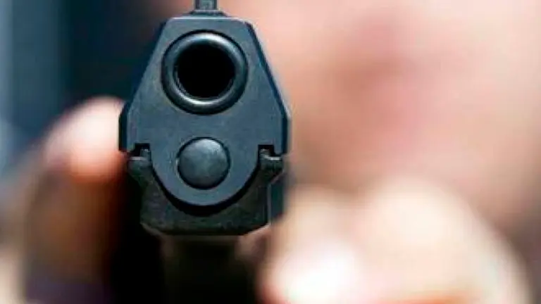 Imagen referencial de una persona disparando un arma de fuego. ILUSTRATIVA