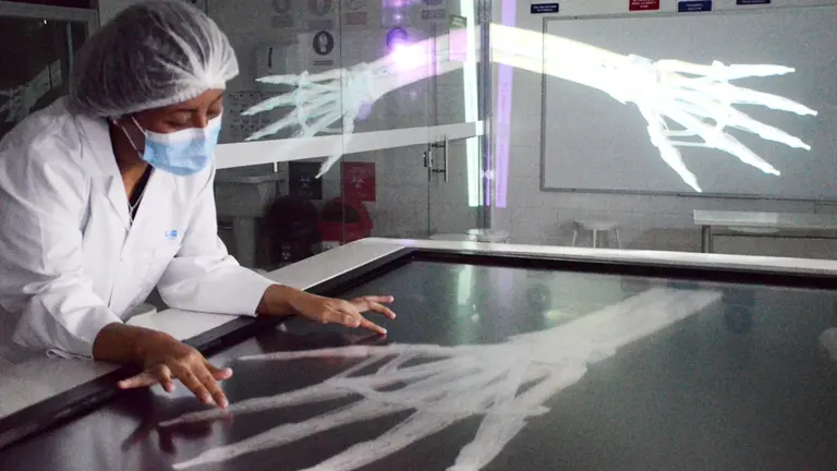 F&aacute;tima Cano, en la mesa de simulaci&oacute;n anat&oacute;mica. GENTILEZA UNIFRANZ