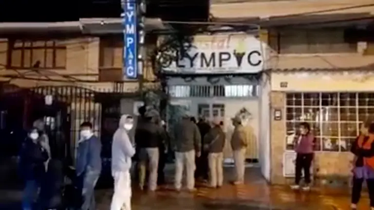 Momento exacto en el que la Polic&iacute;a ingresa al hostal en el que hallaron el cuerpo de Valentina. RRSS