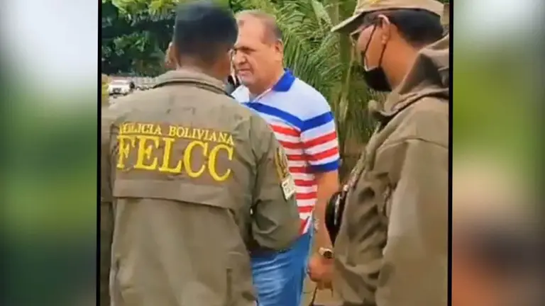 David Paniagua, ejecutivo de FABOL, en el momento en que es abordado por agentes de la FELCC. RRSS