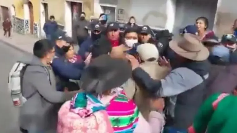 Los comunarios, presuntamente rodeando al alcalde potosino.