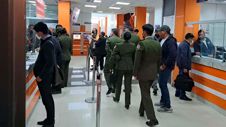 Los polic&iacute;as presentando la denuncia en la Fiscal&iacute;a. ERBOL