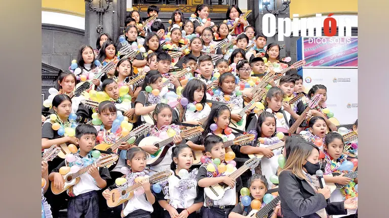 Los ni&ntilde;os y adolescentes de la Orquesta de Charango de Punata. DICO SOL&Iacute;S