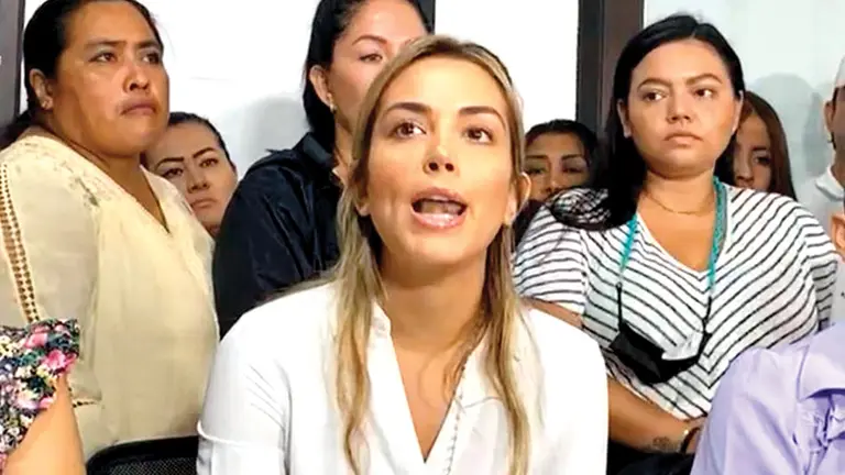 F&aacute;tima Jord&aacute;n, esposa de Luis Fernando Camacho, en una conferencia de prensa. RRSS