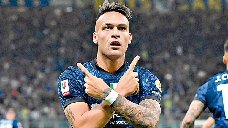 Lautaro Mart&iacute;nez festeja una conquista con el Inter. CLAR&Iacute;N