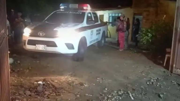 Un veh&iacute;culo de la Polic&iacute;a Boliviana, en la casa de Camila Andrea, fallecida en Santa Cruz. CAPTURA DE VIDEO RRSS