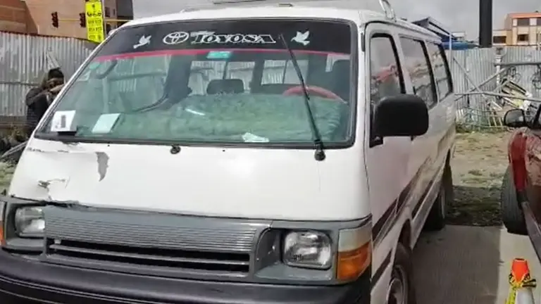 El minib&uacute;s que protagoniz&oacute; el accidente y dej&oacute; abandonada a una persona, en El Alto.  ERBOL