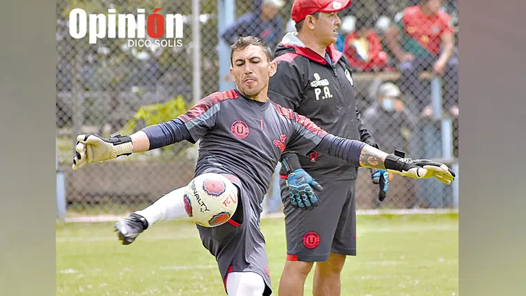 Ra&uacute;l Olivares saca el bal&oacute;n en una pr&aacute;ctica de Vinto. DICO SOL&Iacute;S