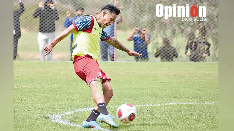 Una imagen de un entrenamiento de Wilstermann, que tuvo lugar en su cancha principal de Alalay, DICO SOL&Iacute;S