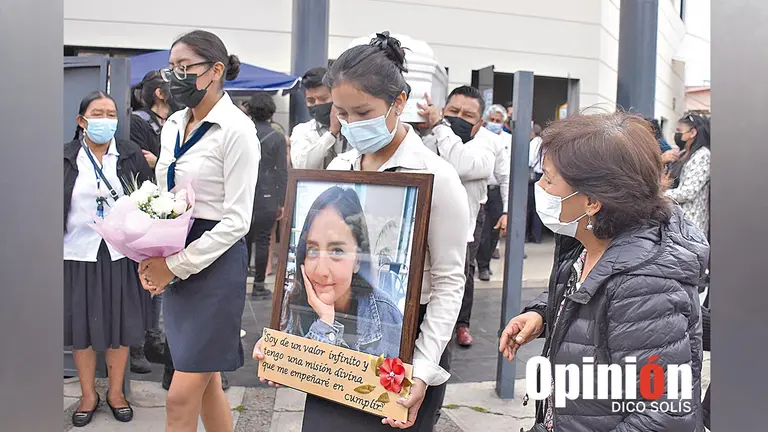 Despiden a Valentina, primera v&iacute;ctima de feminicidio en Cochabamba. DICO SOL&Iacute;S