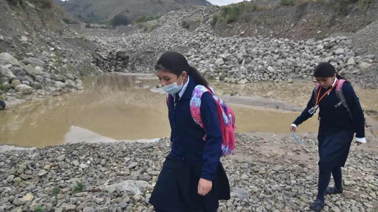 Estudiantes cruzan el r&iacute;o Taqui&ntilde;a para llegar a su primer d&iacute;a de clase. NO&Eacute; PORTUGAL