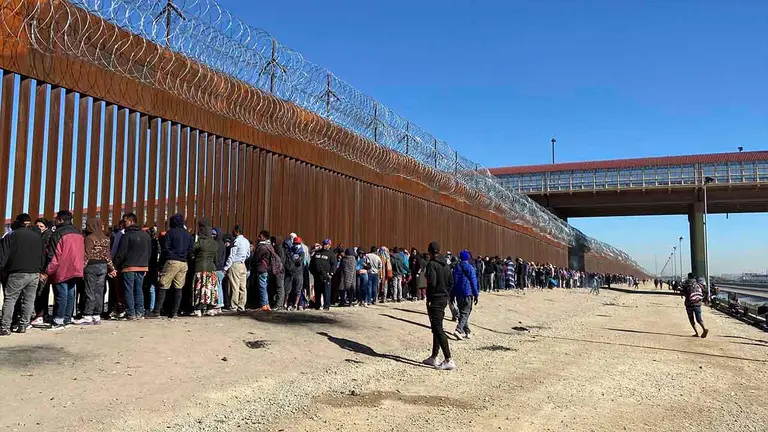 Imagen de archivo que muestra a migrantes mientras hacen fila para entregarse a la Patrulla Fronteriza estadounidense en la valla fronteriza de El Paso, Texas, frente a Ciudad Ju&aacute;rez, M&eacute;xico. EFE/Octavio Guzm&aacute;n