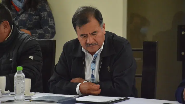 Humberto S&aacute;nchez, gobernador de Cochabamba, reunido.
