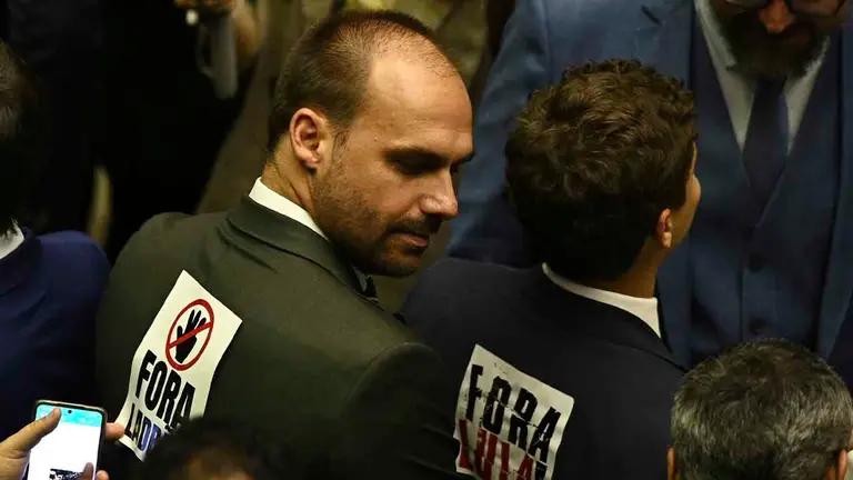 El diputado Eduardo Bolsonaro, hijo del expresidente Jair Bolsonaro, participa en la ceremonia de elecci&oacute;n de jefes de las respectivas c&aacute;maras, hoy, en el Congreso Nacional, en Brasilia (Brasil). EFE