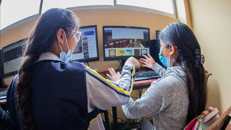 Estudiantes inauguran el servicio de internet municipal, durante  el primer d&iacute;a de clases. ALCALD&Iacute;A DE COCHABAMBA
