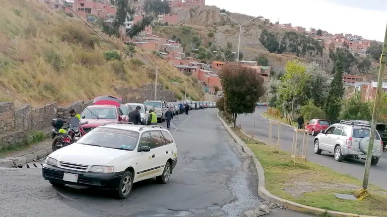 Fila de vehículos a la espera de la inspección de los vidrios polarizados. ERBOL