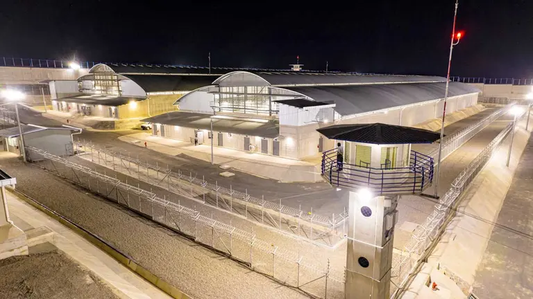 Fotografía cedida sin fechar por el gobierno de El Salvador, que muestra las instalaciones del Centro de Confinamiento del Terrorismo inaugurado, en Tecoluca (El Salvador). EFE