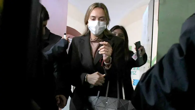 Fátima Jordan, esposa del Gobernador Luis Fernando Camacho declaro en la FELCV por la cámara encontrada en las celdas de su esposo. APG