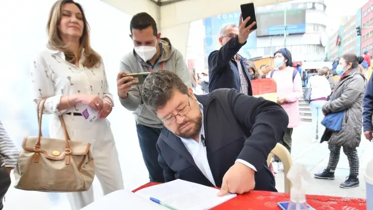Samuel Doria Medina estampa su firma, en apoyo a la reforma de la Justicia. APG