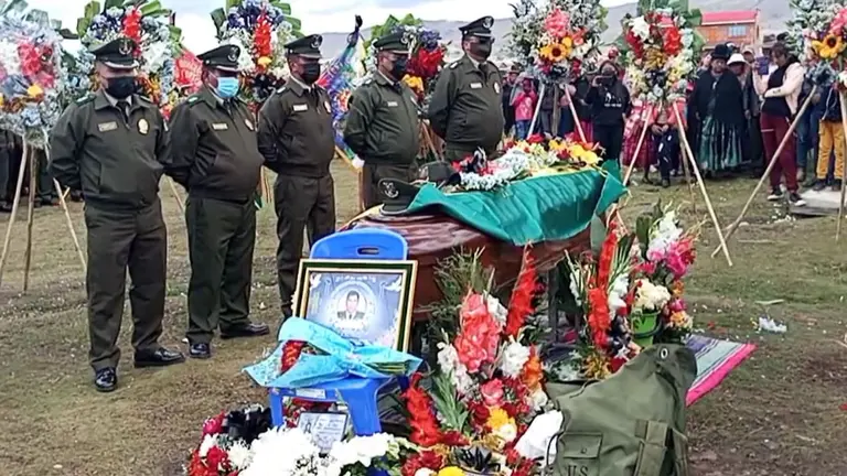 El f&eacute;retro con los restos del sargento asesinado Domingo Ch&aacute;vez. Comando Departamental de La Paz
