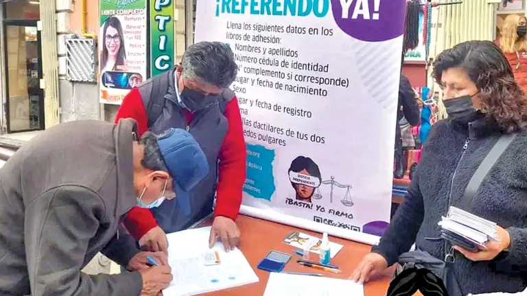 Una persona firma uno de los libros habilitados. URGENTE.BO