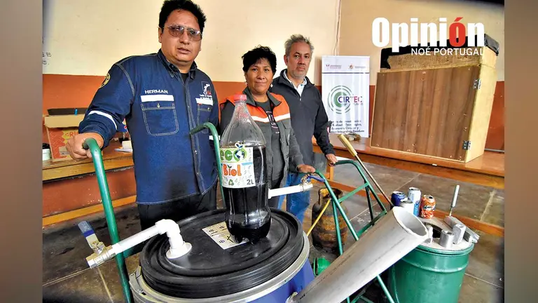 El investigador Eduard Herman, ecorrecolectora Ruth Velasquez y el investigador Marcelo Vía muestran algunos equipos de reciclaje. NOÉ PORTUGAL