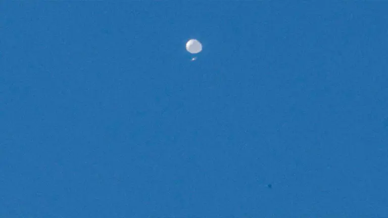 Un globo de gran altitud, que el gobierno de EE. UU. ha declarado chino, se ve mientras contin&uacute;a su ruta de varios d&iacute;as a trav&eacute;s del norte de Estados Unidos en Charlotte, Carolina del Norte, EE. UU., este 4 de febrero de 2023. EFE