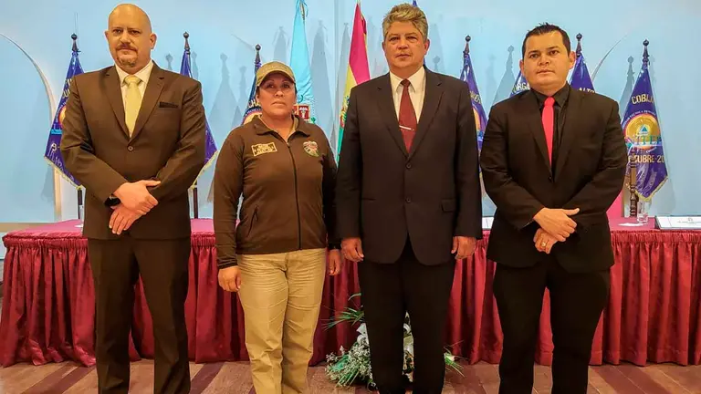 Los funcionarios en el acto de graduaci&oacute;n. UNITEPC