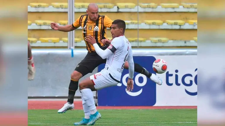 Una jugada de la derrota de FC Universitario de Vinto contra The Strongest en La Paz. APG