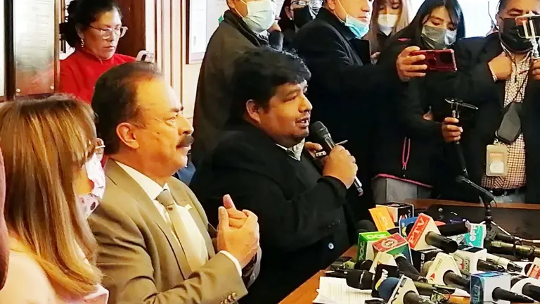 Dirigente del transporte pesado y del empresariado pace&ntilde;o piden paso humanitario para camioneros bolivianos en Per&uacute;. ERBOL
