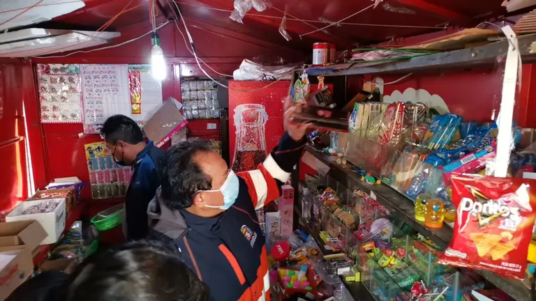 Personal de la Intendencia, durante el control de kioscos escolares en el centro de la ciudad. INTENDENCIA